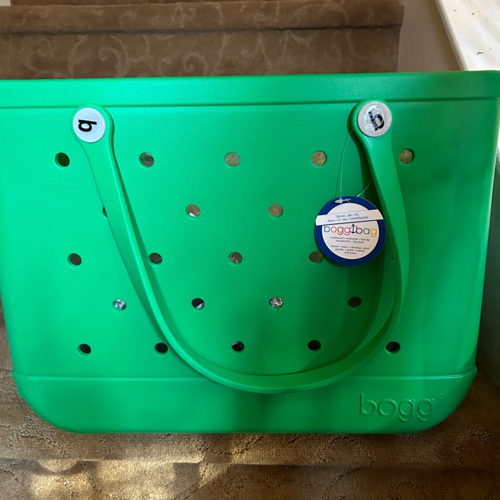 - - NWT KELLY GREEN LARGE BOGG BAG